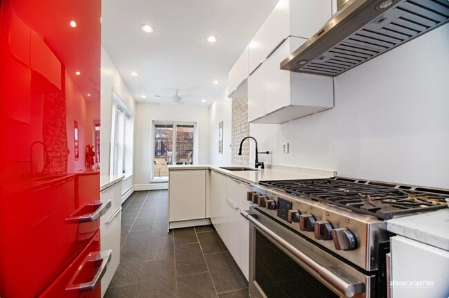 Building Photo - 2+ Bedroom with Private Deck