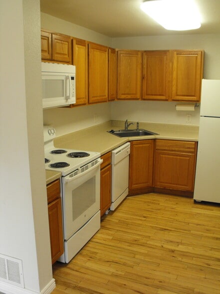 Kitchen - 165 S Sable Blvd