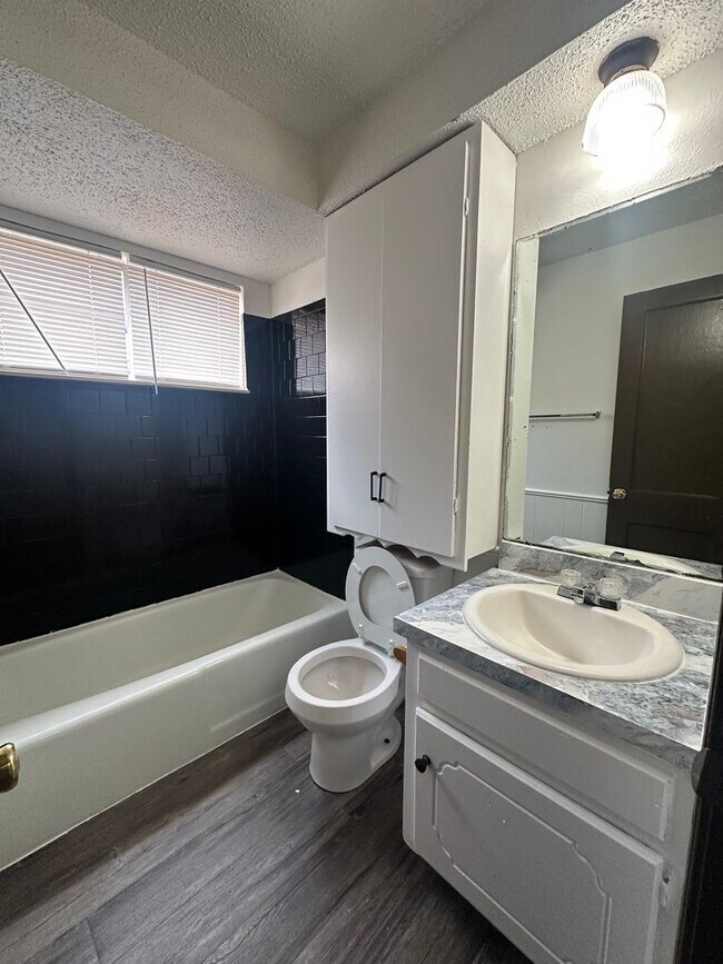 Building Photo - Spacious 4 bed, 1.5 bath