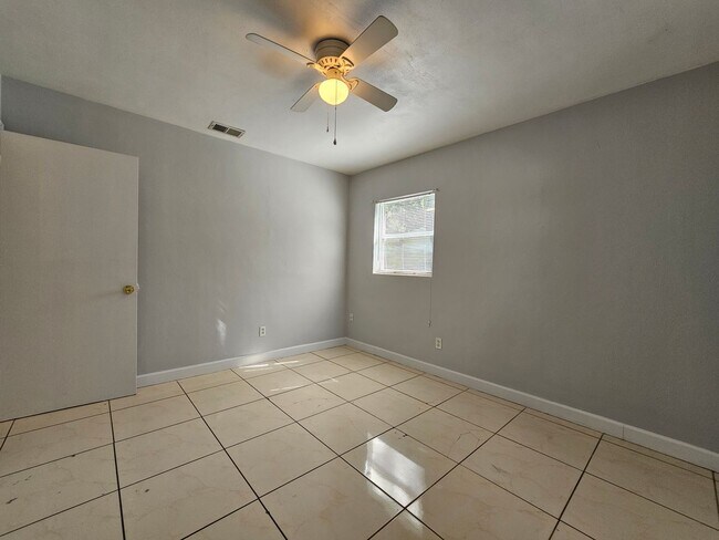 Building Photo - Charming 3-Bedroom, 2-Bath Home with Bonus Room and Detached Garage in Lakeland!!
