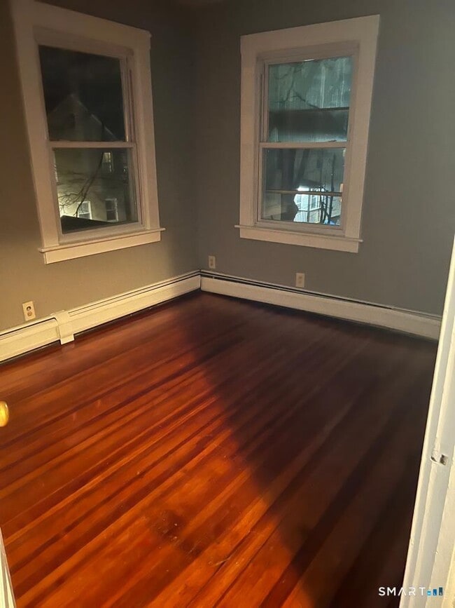 Building Photo - 10 Bank St