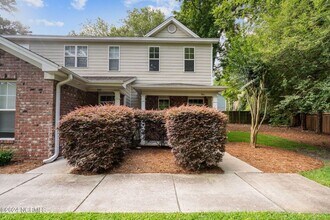 Building Photo - 2 Bedroom 2.5 Bathroom Townhouse in Wilmin...