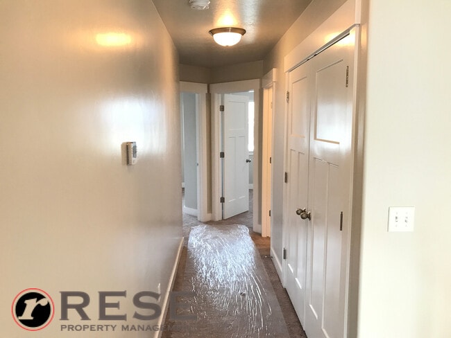 Building Photo - Beautiful Edge Townhome in Bluffdale