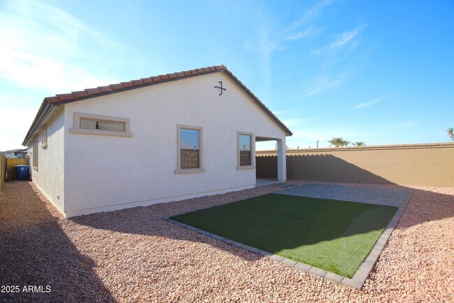 Building Photo - 935 W Finch Dr