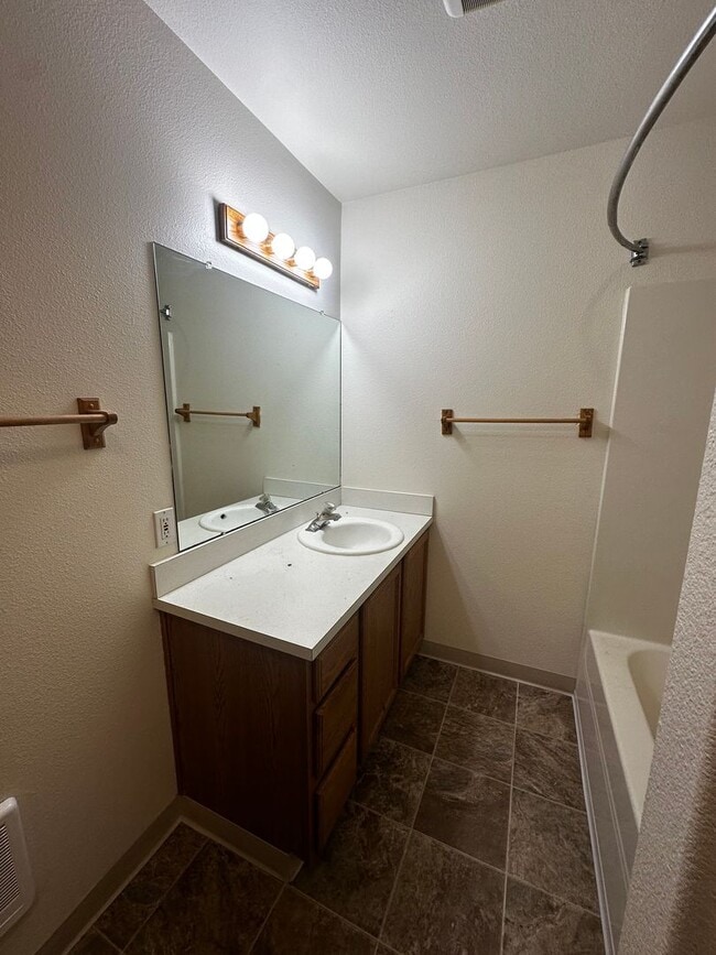 Building Photo - 3 Bedroom, 1 and half Bathroom Duplex!