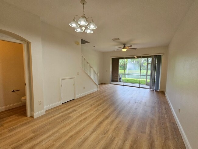 Building Photo - 2 Bedroom, 1.5 bath townhome in gated comm...