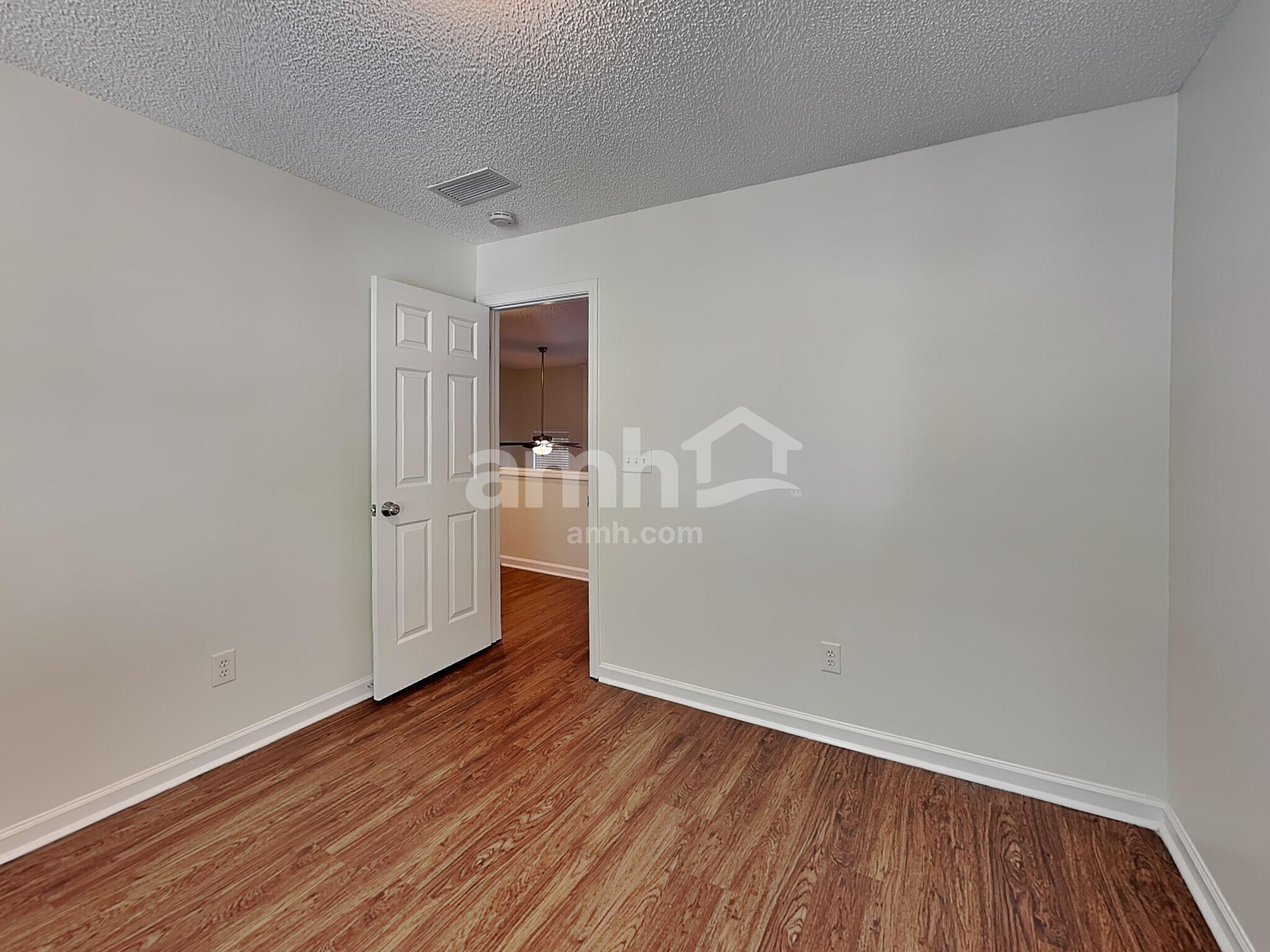 Building Photo - 582 Lullingstone Dr SE