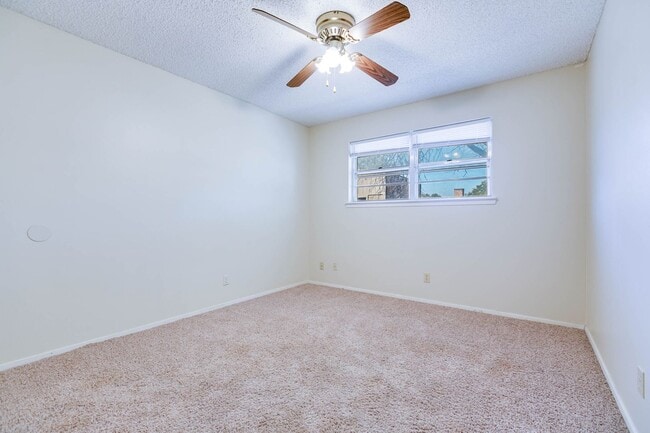Building Photo - PAY NO SECURITY DEPOSIT! Spacious 3-bedroo...