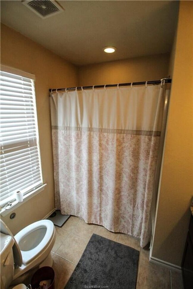 Building Photo - Spacious 4 Bedroom, 3 Bathroom House in Horse Haven!