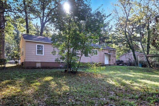 Building Photo - 211 W Lakeview Dr