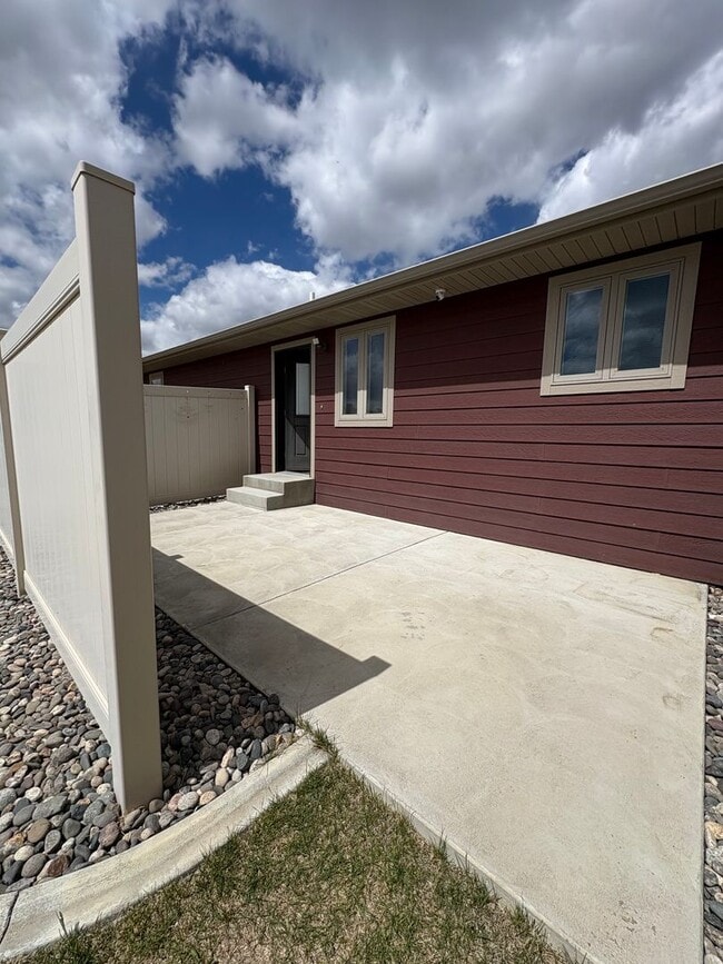 Building Photo - Well maintained 2 B 1 Bath West End Townhome
