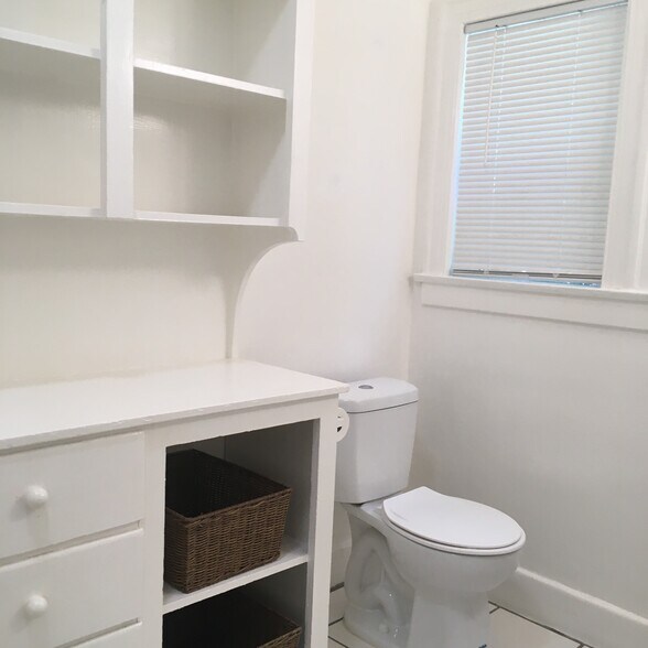 Building Photo - 2035 N Vista del Mar Ave