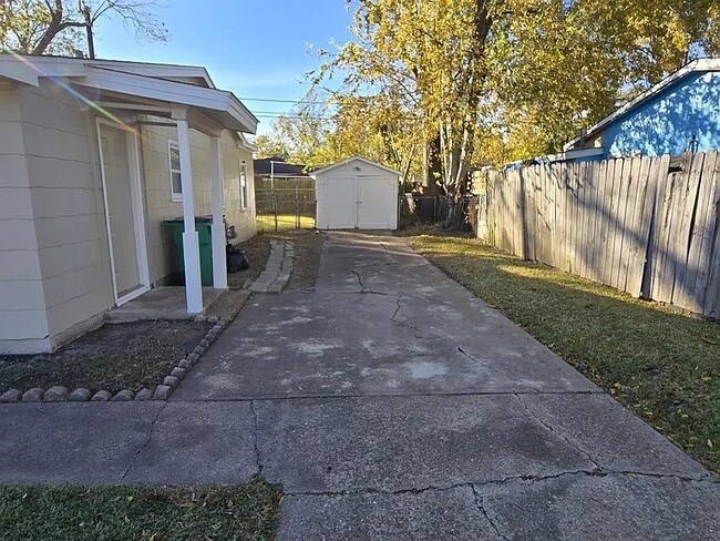 Building Photo - 215 Park St