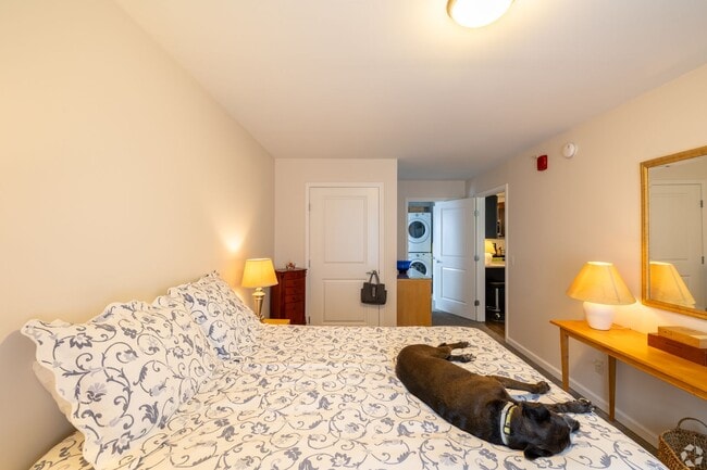Building Photo - 1 Bedroom with a Den Apartment - Rare avai...