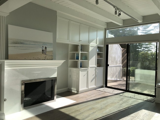 Gas fireplace with fire glass - 736 Gould Ave