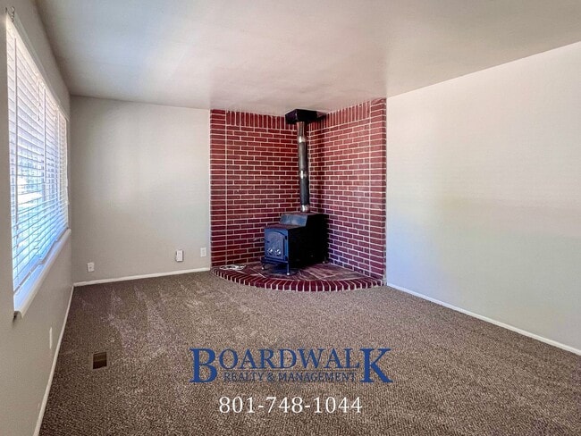 Building Photo - Awesome Sandy 5 Bed 2 Bath House!