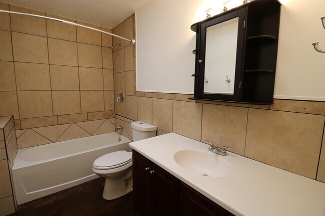 Building Photo - 4225 Oak Ln