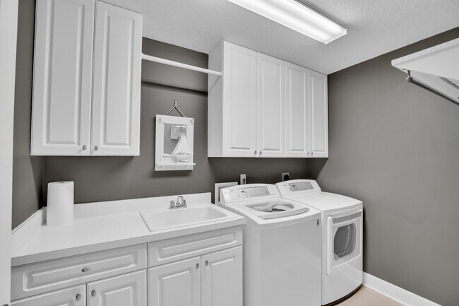 Building Photo - 1441 W Island Club Square