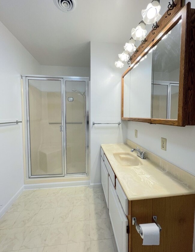 Building Photo - 2 bedroom home in South Hutchinson