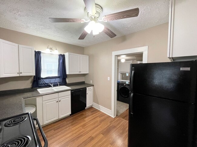 Building Photo - Cute 3 Bed 1 Bath McPherson Home in Good N...