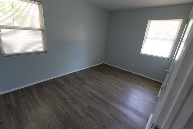 Building Photo - 2071 Fernwood Cir