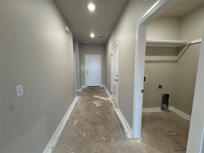 Building Photo - 6820 Labelle Dr