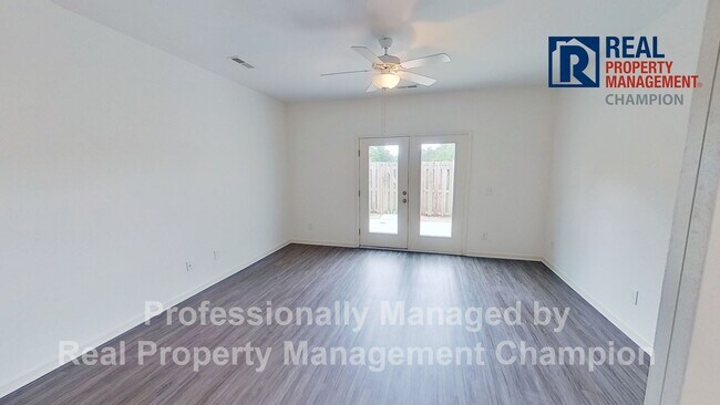 Building Photo - Fabulous Townhome in Heart of Leland