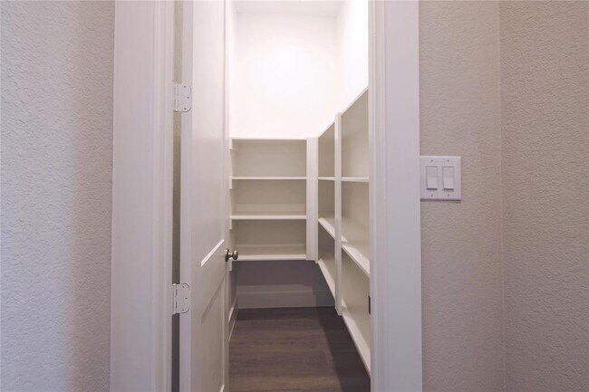 Building Photo - 2204 Inglenook Grv Dr