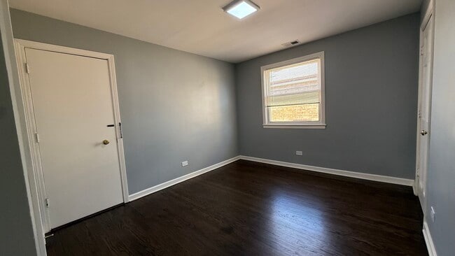 Building Photo - 5843 N Cicero Ave