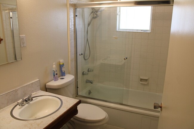 Building Photo - Charming 3 Bed 2 Bath House for lease.
