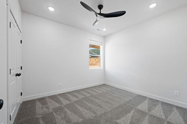 Building Photo - Private room with shared bathroom in a bra...