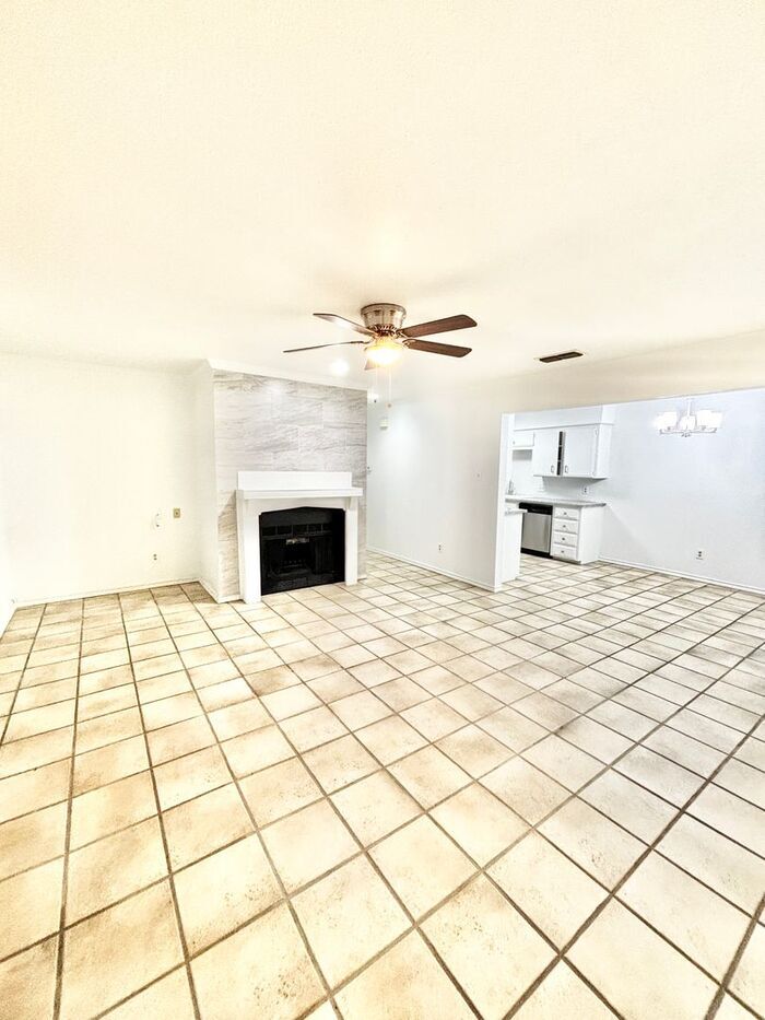 Building Photo - 2123 Mistletoe Ave