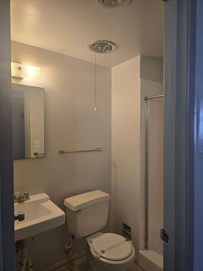 Building Photo - Large 2 bedroom Central location with AC!!