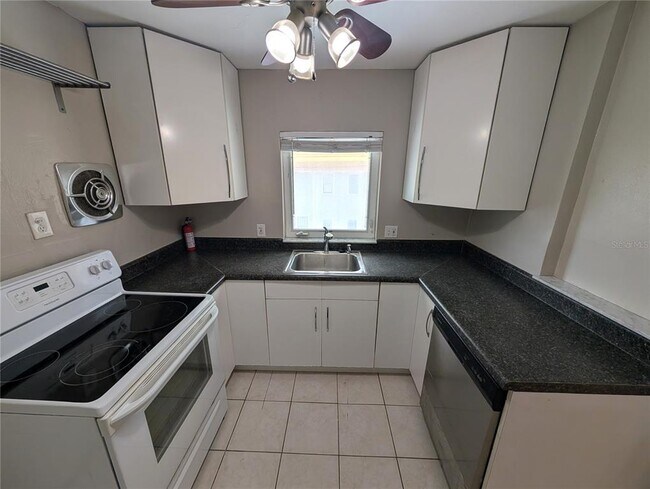 Building Photo - 520 11th Ave N