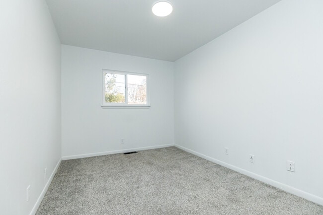 Building Photo - 18248 Farmington Rd