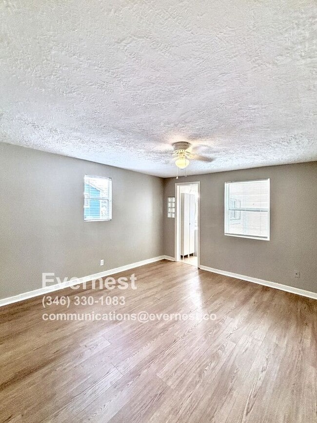 Building Photo - 3-Bedroom, 2-Bath Home with Pool and Conve...