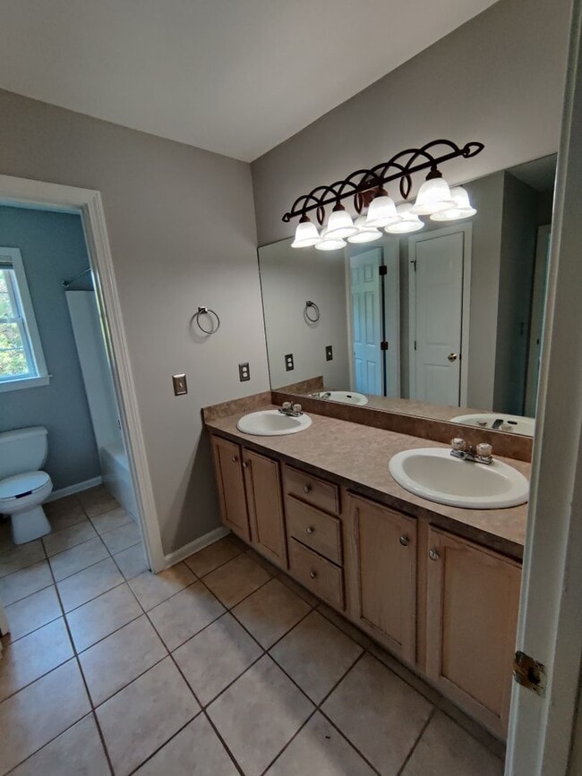 Building Photo - Lovely 4BD / 2 Bath High Ranch