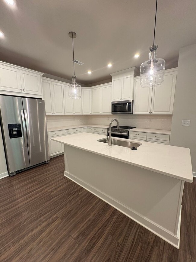 Building Photo - Beautiful End Unit Townhome in Griffith Lakes