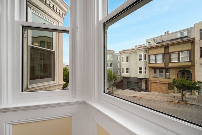 Building Photo - Remodeled pet friendly 1BR w/ shared roof deck, new kitchen, laundry