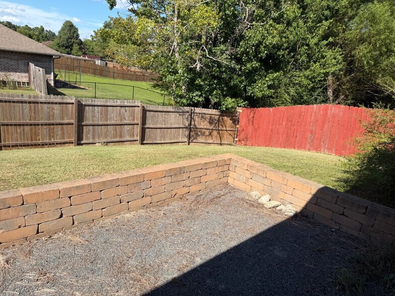 Building Photo - 1210 Willow Cir