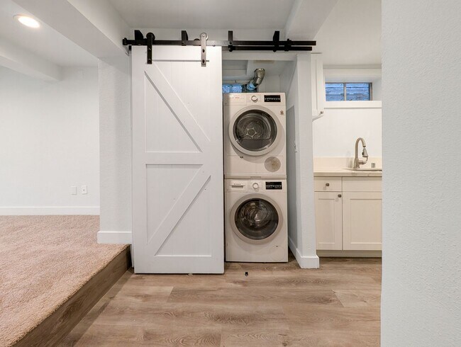 Building Photo - Cozy 1-Bedroom with Bonus Room and Modern Touches in Prime West Seattle Location