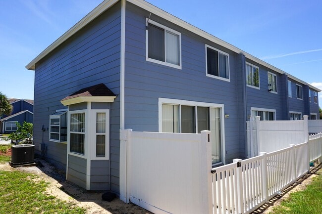 Building Photo - TownHome in Island Club West