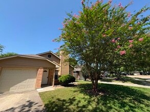 Building Photo - 9210 Crescent Moon Dr