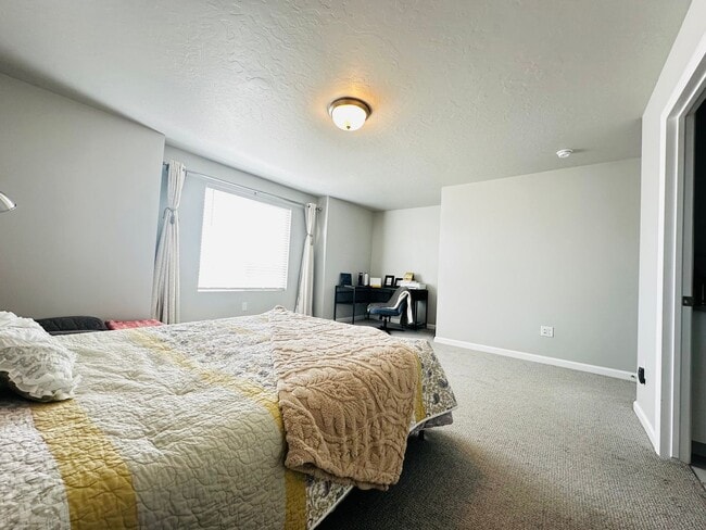 Building Photo - Spacious and Bright Townhome Available Sep...