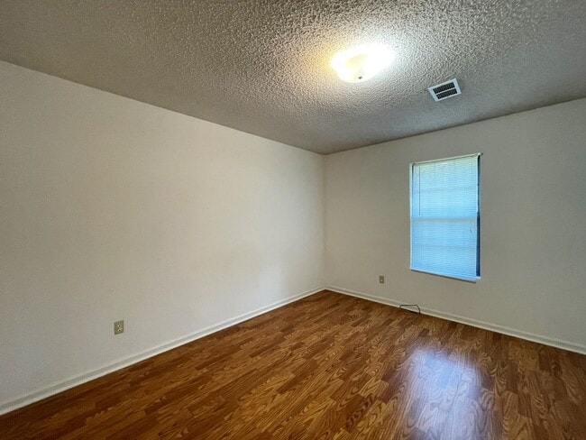 Building Photo - Cute Duplex in Cochran, GA