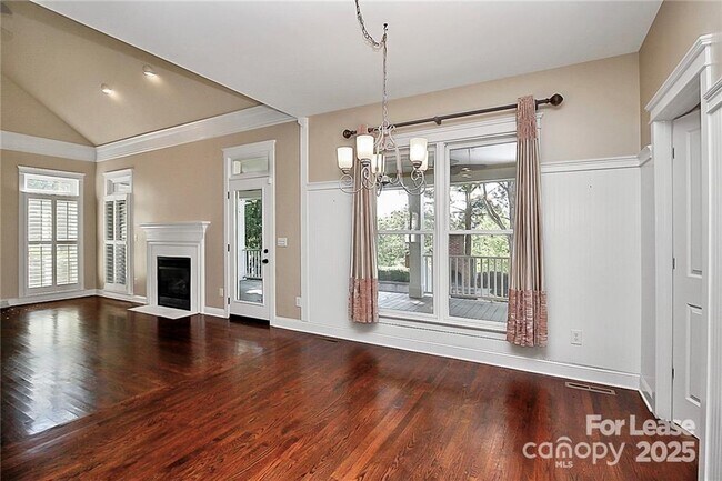 Building Photo - 2300 Mirow Pl