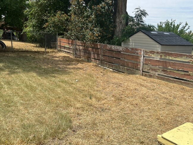 Building Photo - Charming 2 Bedroom, 1 Bath House with Fenced Yard, Carport & Laundry Hookups