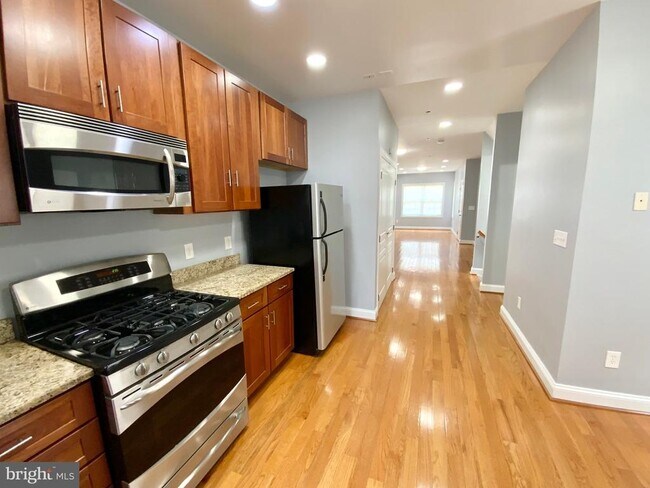 Building Photo - 812 5th St NE