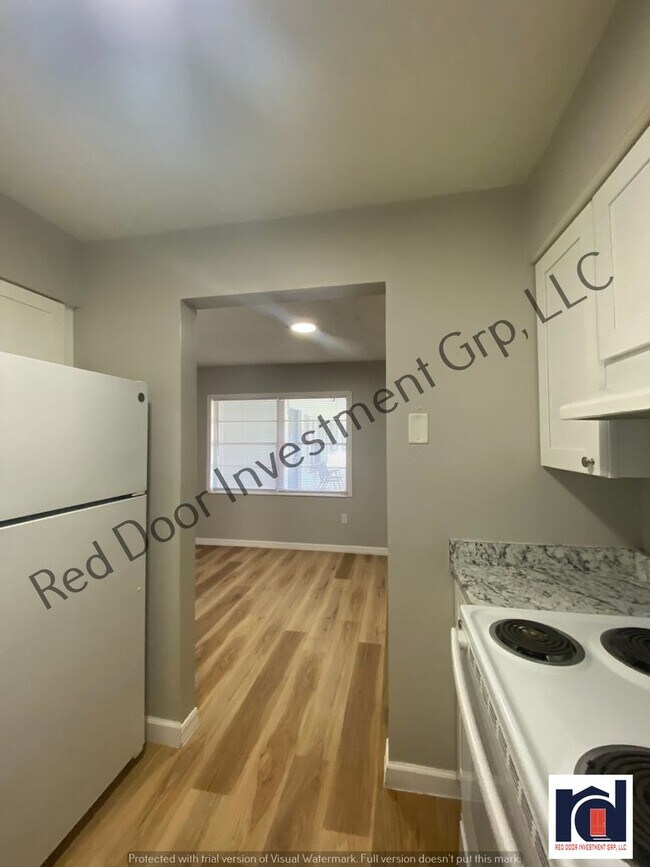 Building Photo - Upstairs 2/1 - Small Quiet Apartment Commu...