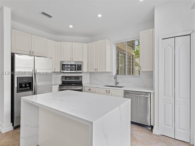 Building Photo - 5502 NW 112th Ct